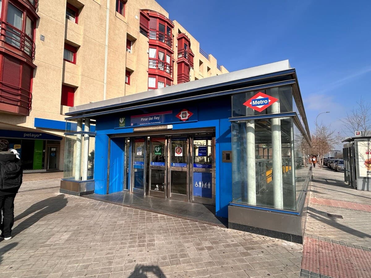 Estación de Metro Pinar del Rey a 5 minutos a pie. Acceso rápido al aeropuerto, IFEMA y centro de Madrid. Ubicación perfecta en Hortaleza.